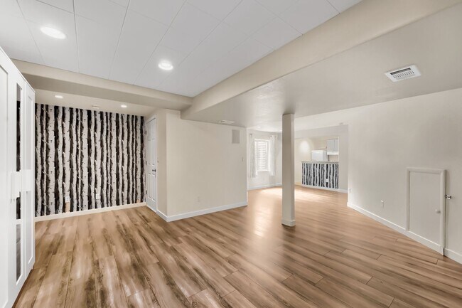 Building Photo - Evolve Real Estate: Meticulous Executive 4 Bedroom Plus Finished Basement Available IMMEDIATELY!