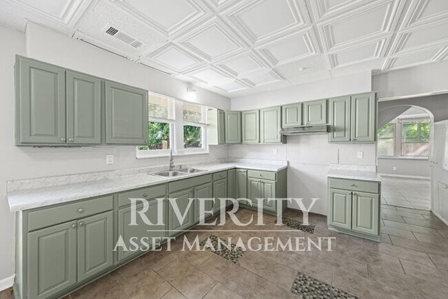 Building Photo - Step into a piece of Memphis history with this stunning, newly renovated home!!! Section 8 Welcom...