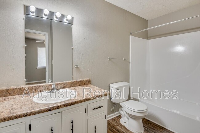 Building Photo - 2812 Thomas Ln