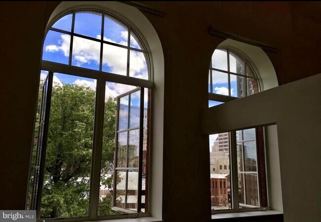 Building Photo - 300 Cathedral St