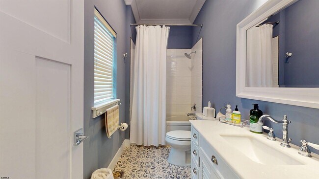 Building Photo - 404 21st St S