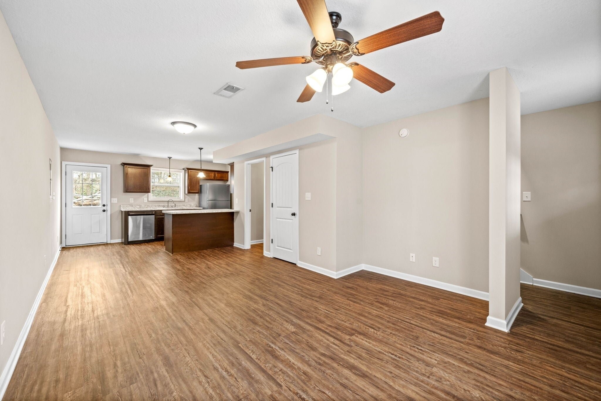 Building Photo - 1560 E Knollwood Cir