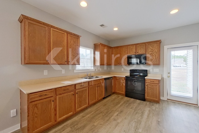 Building Photo - 180 White Oak Cir