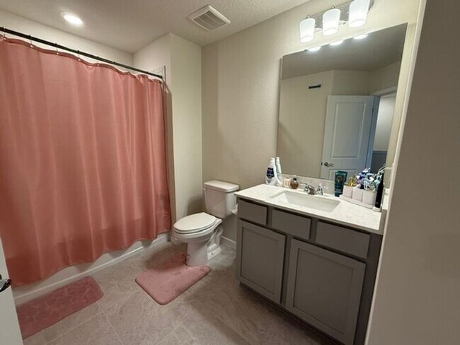 Building Photo - 3/2.5 Like new Davenport Townhome