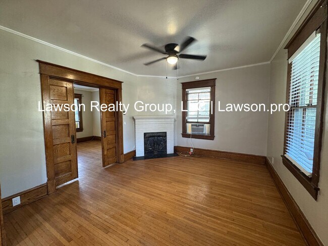 Building Photo - Three Bedroom Home - Walking Distance to G...