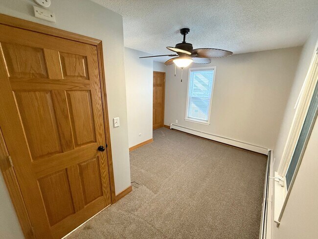 Building Photo - 916 1st St SE