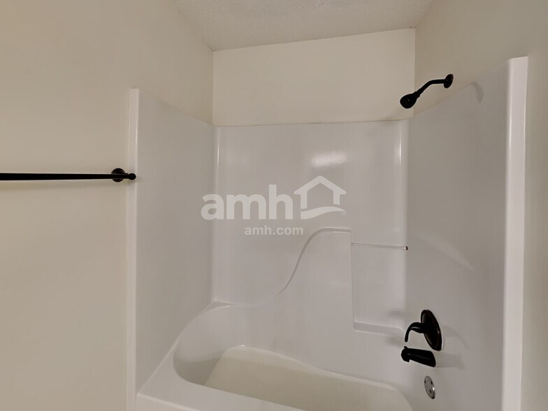 Building Photo - 502 Silver Maple Ln
