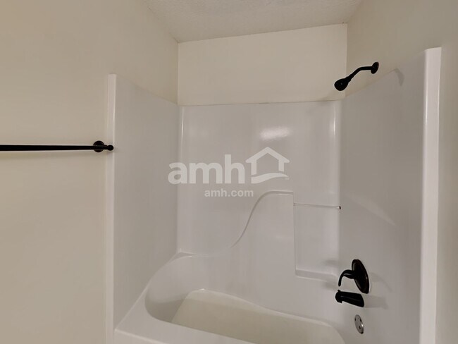 Building Photo - 502 Silver Maple Ln