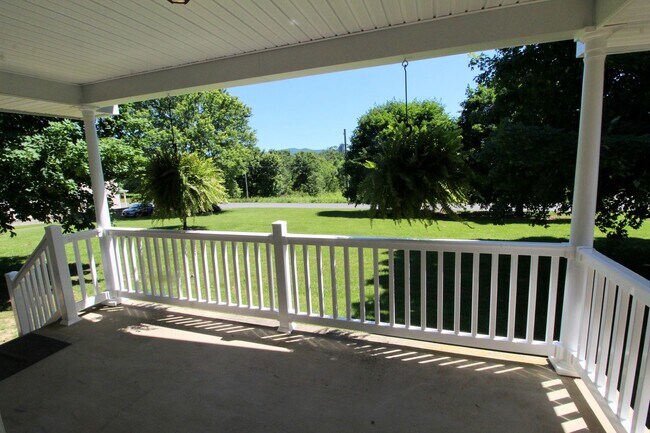 Building Photo - Stunning Home with Breathtaking Blue Ridge Mountain Views!   3 Bedrooms | 2 Baths