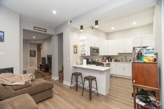 Building Photo - Stunning 3 Bed 2.5 Bath Gold Coast Apartme...
