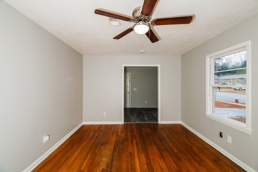 Building Photo - 300 Forestwood Dr
