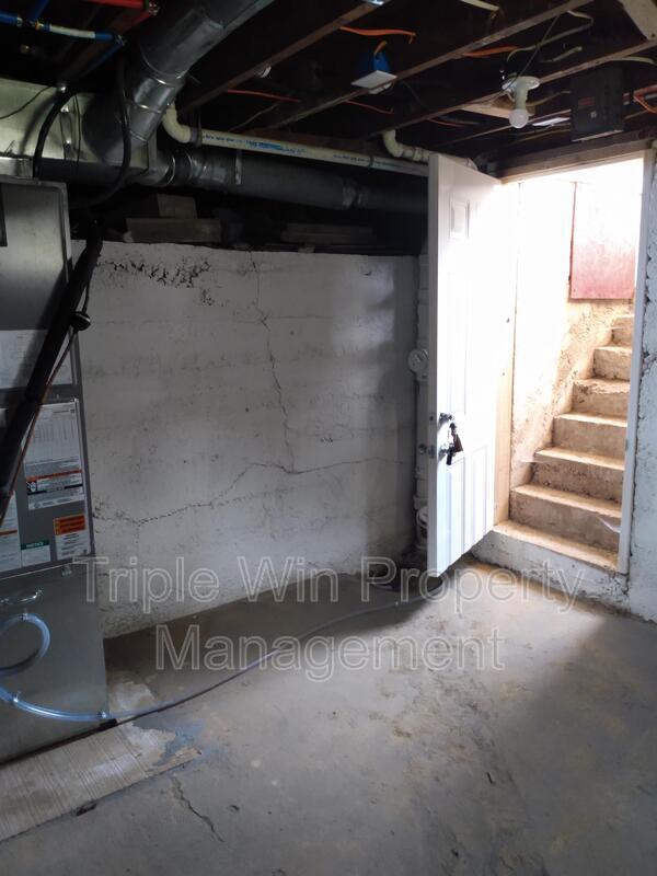 Building Photo - 830 Warne St