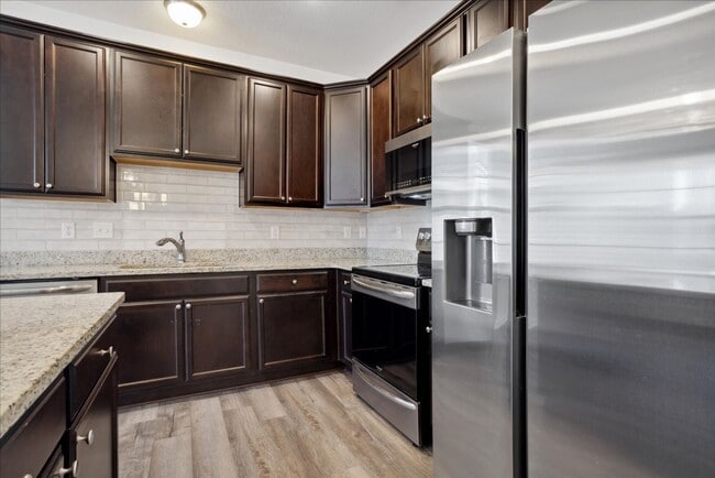 Building Photo - Huntington Pointe