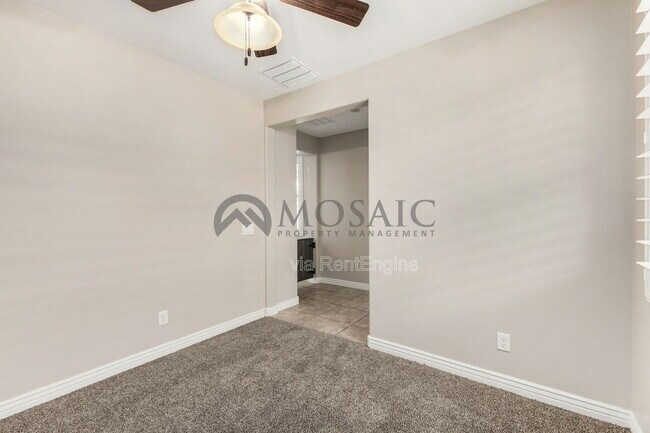 Building Photo - 2464 E Hazeltine Way