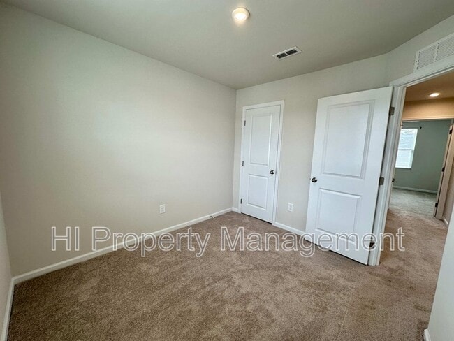 Building Photo - 11 High Pne Trl