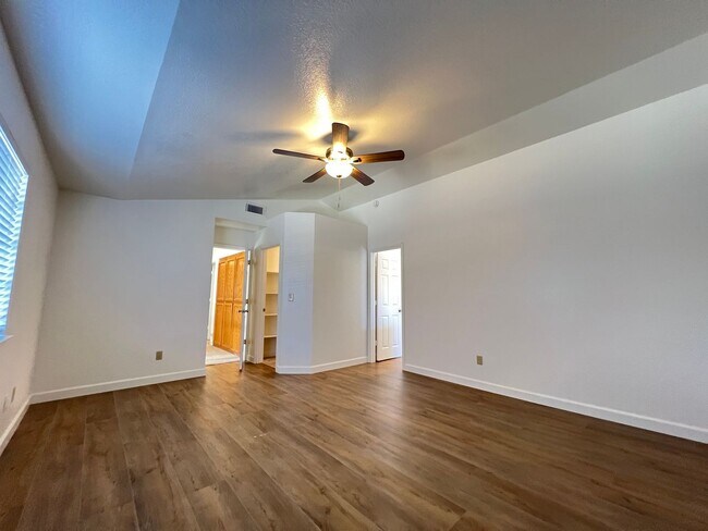 Building Photo - 1342 Kingswood Dr