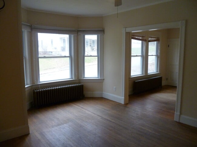 Building Photo - 129 Grandview St