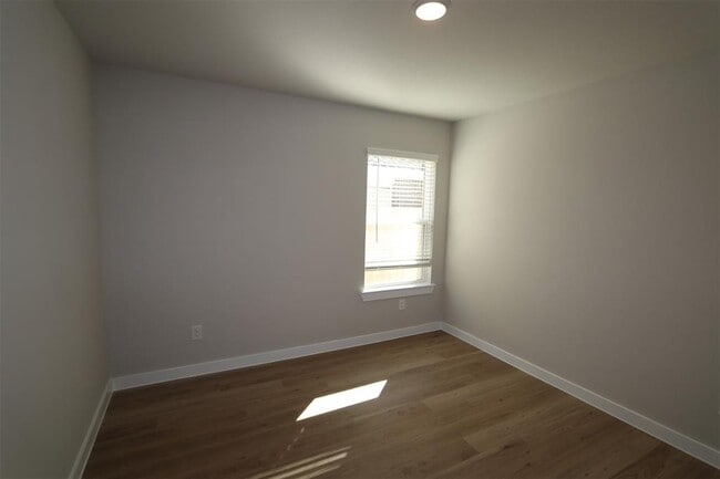 Building Photo - 1558 San Sebastien Dr