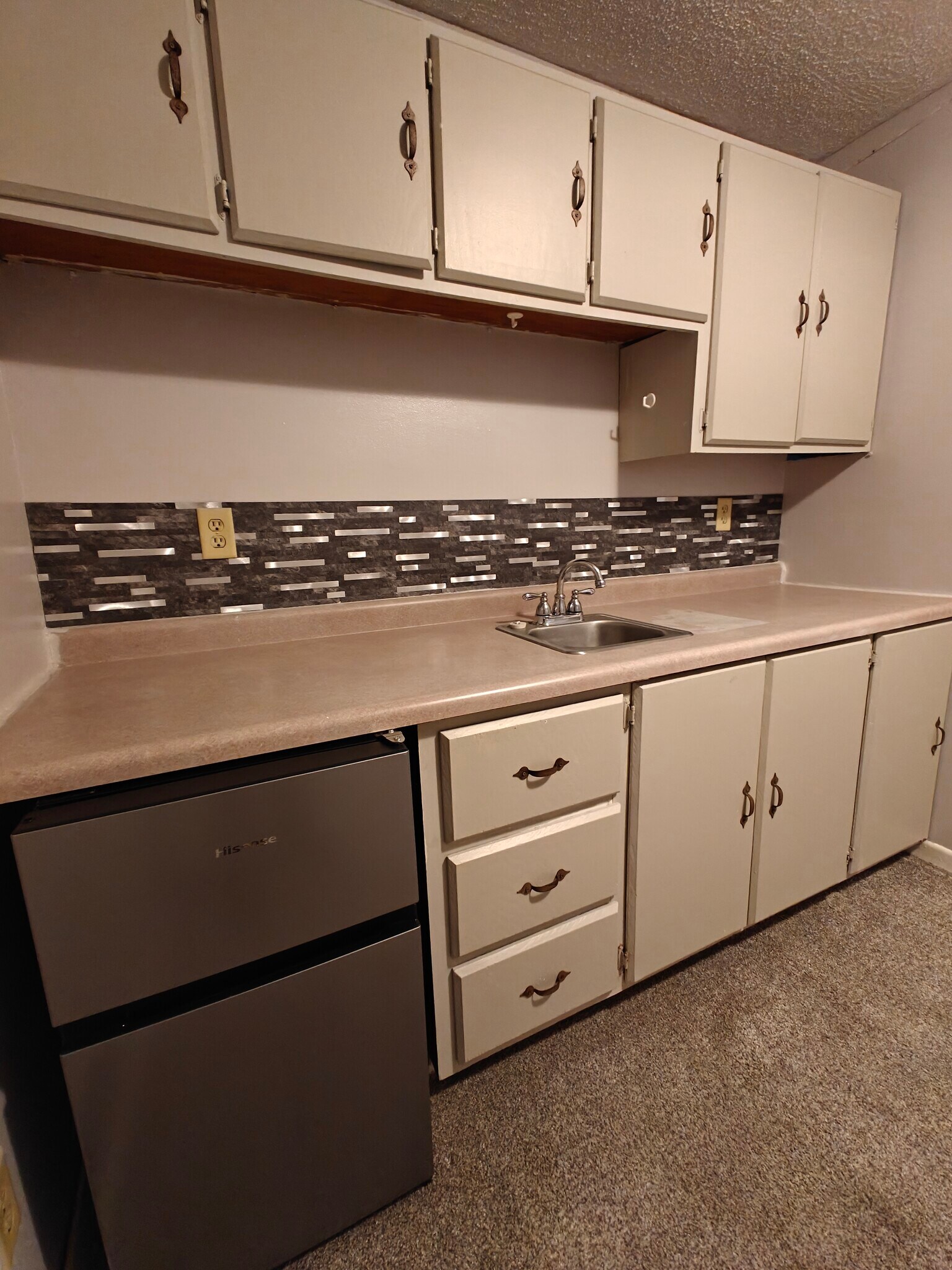 Close up kitchenette - 919 N Elm Ave