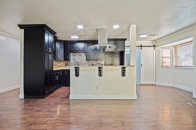 Building Photo - 625 Hawthorne Pl