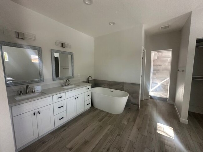 Building Photo - Remodeled 4 Bed 3 bath Home