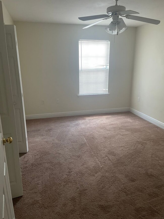 Building Photo - 3/3 town home only 1450$!