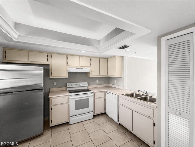 Building Photo - 4530 SW 10th Ave
