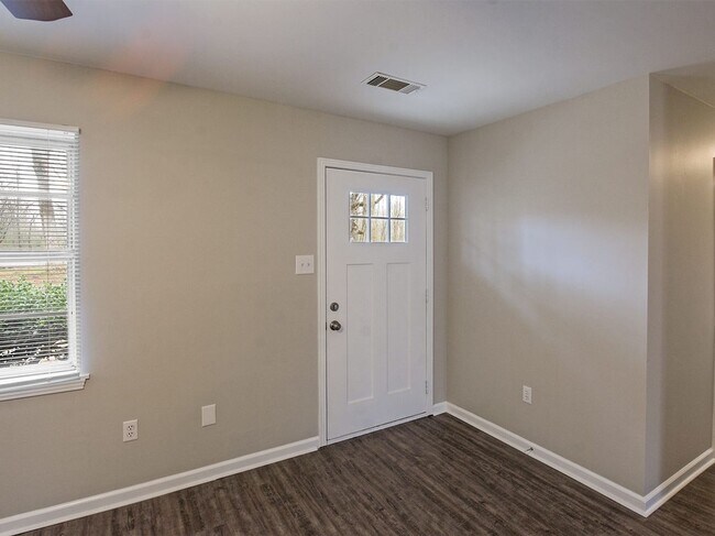 Building Photo - UPDATED 3 bed, 2 bath in Millington.