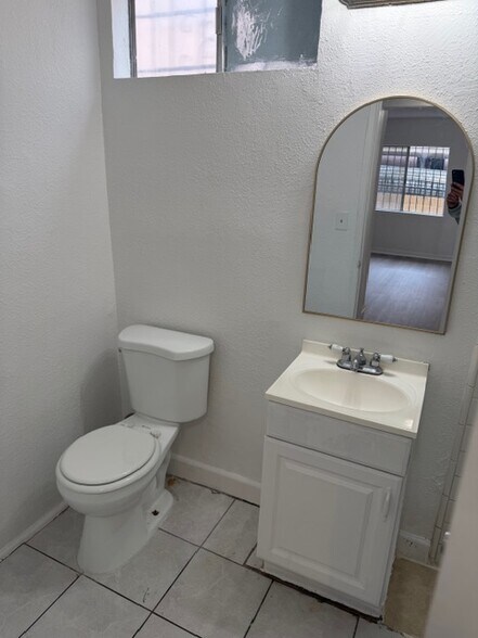 Building Photo - 423 E 82nd St