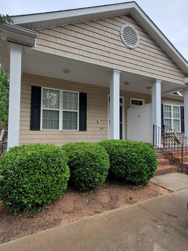 Building Photo - **MOVE IN SPECIAL -1/2 off 1st Month's ren...