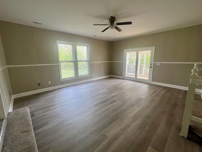 Building Photo - Three bedroom, 1 bath home in Burlington