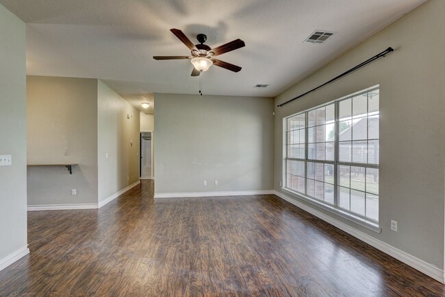 Building Photo - 1605 Silver Oak Dr