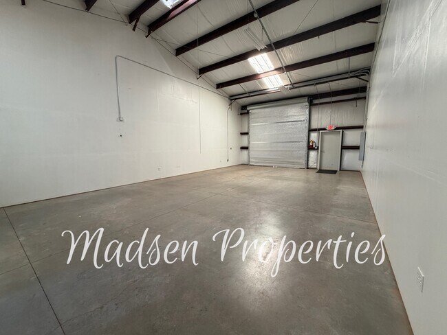 Building Photo - 1115 E Ewald Ct