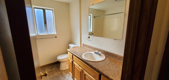 Building Photo - Two Bedroom Apartment in South Salem