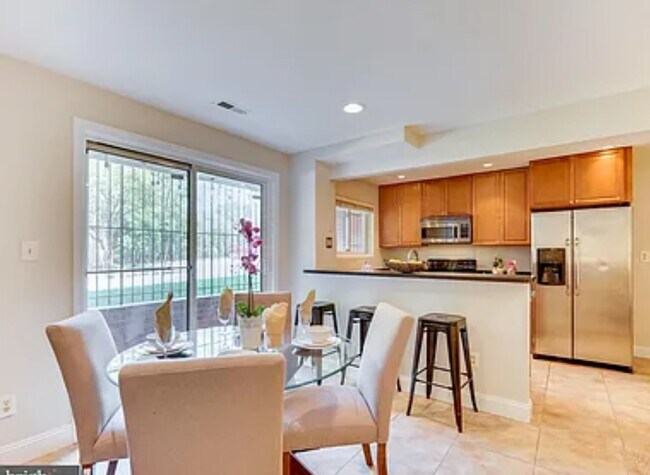 Open floor plan for spacious look and feel - 1384 Bryant St NE