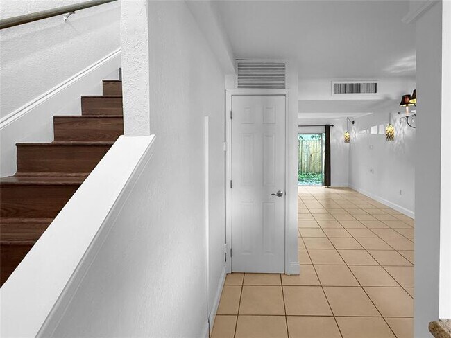 Building Photo - 811 W Oakland Park Blvd