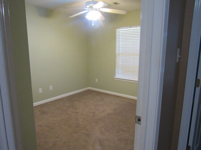 Building Photo - Contact Peggy 501 676 1758 Pets ok with approval