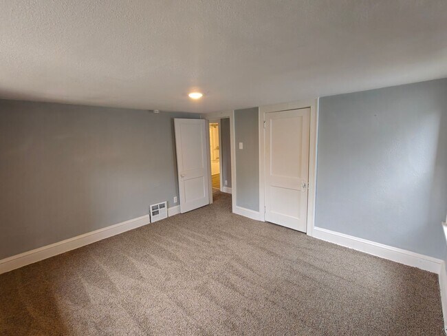 Building Photo - 543 Hoye Ave