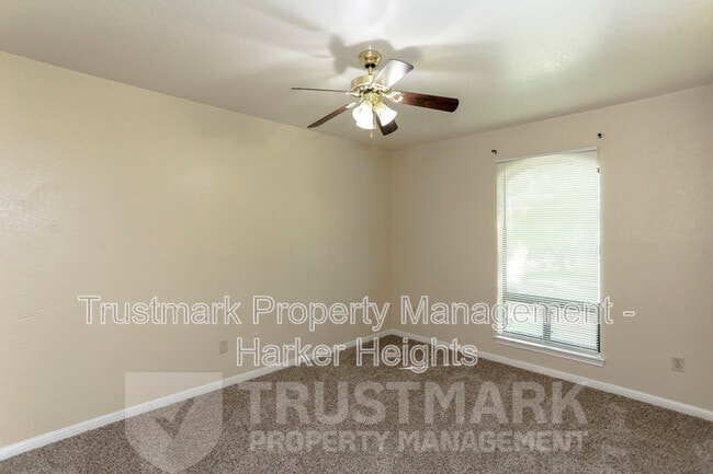 Building Photo - 800 Silver Creek Dr