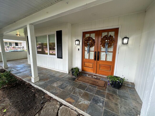 Building Photo - Great Location! Completely Renovated! Huge Backyard! Pets welcome, fees apply.