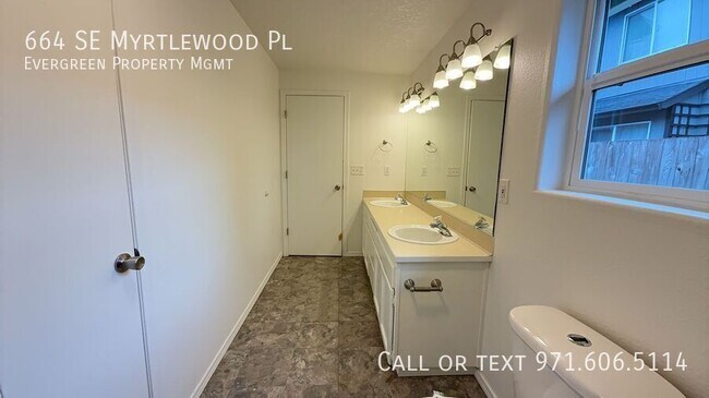 Building Photo - 664 SE Myrtlewood Pl