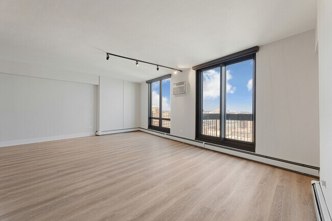 Building Photo - 6166 N Sheridan Rd