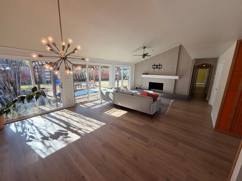 Mid-century modern with open floor plan and tons of natural light - 3414 Winged Foot Ct