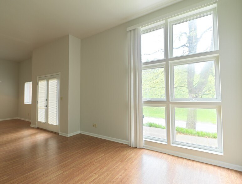 Building Photo - 2745 Grinstead Dr