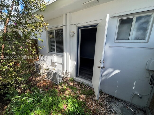 Building Photo - 590 NW 40th St