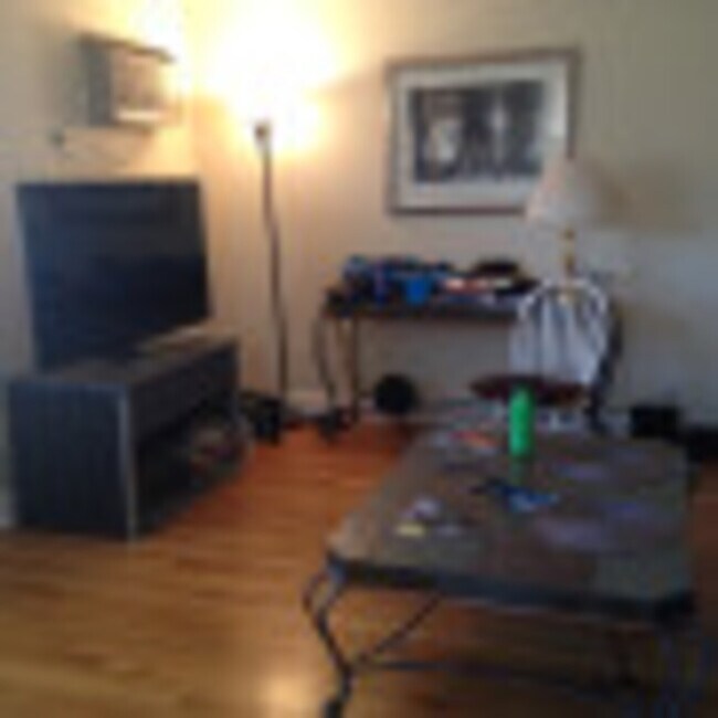 Building Photo - 877 Farmington Ave