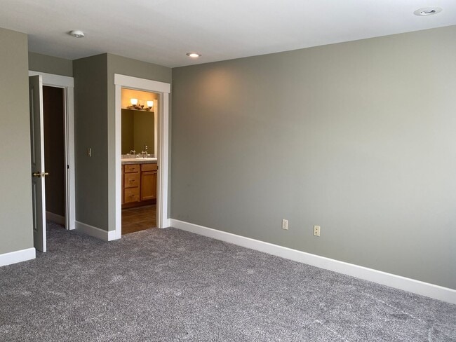Building Photo - 3 Bedroom Townhome at The Vineyard