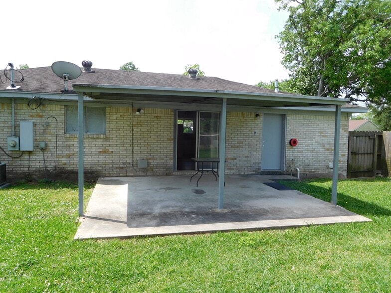 Building Photo - 714 Temple Cir