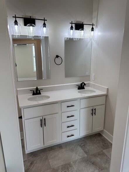 Building Photo - 251 Liam Ln