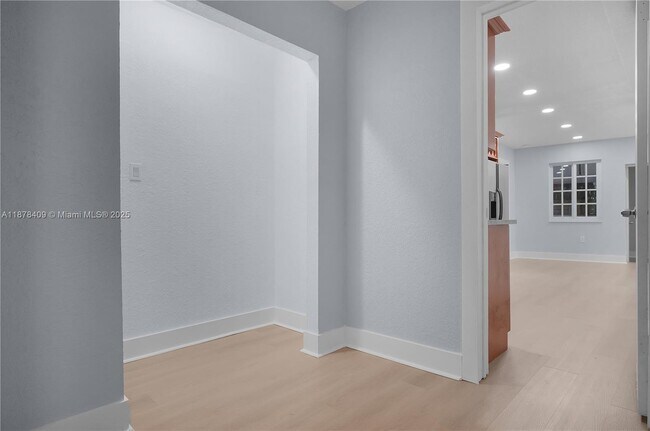 Building Photo - 430 SW 15th Rd